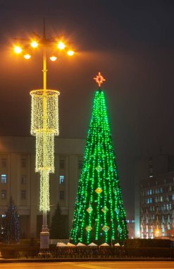 Minsk 'teki Independence Meydanı' nın tatil süslemeleri. Beyaz Rusya