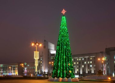 Minsk 'teki Independence Meydanı' nın tatil süslemeleri. Beyaz Rusya