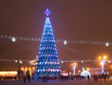 Minsk 'te Oktyabrskaya (Ekim) meydanının tatil süslemeleri. Beyaz Rusya