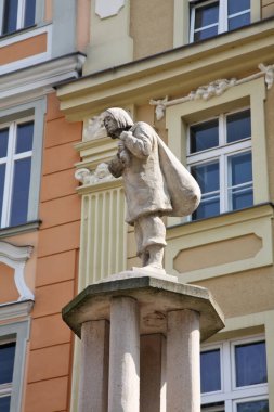 Klodzko 'daki Pazar Meydanı' nda heykel. Polonya