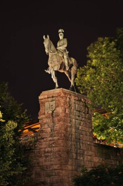 Kaiser Wilhelm I binicilik heykeli Köln 'deki Hohenzollern köprüsünde (Koln). Almanya