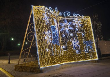 Varşova 'daki Nowy Swiat sokağının tatil süslemeleri. Polonya