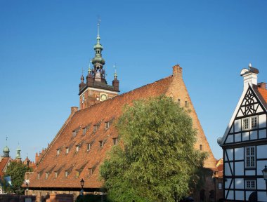 Büyük değirmen ve Gdansk 'taki St. Catherine kilisesi. Polonya