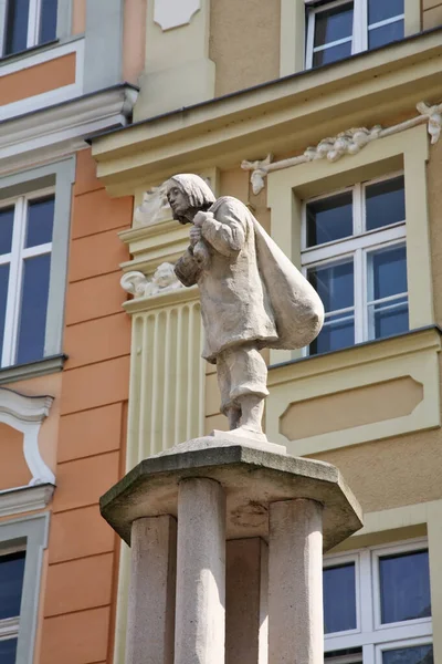 Klodzko 'daki Pazar Meydanı' nda heykel. Polonya