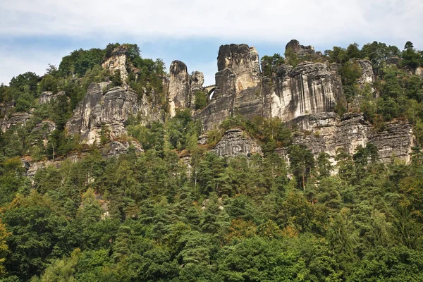 ラテン村近くのエルベ砂岩の山々でバステイ橋 スイス国立公園 ドイツ — ストック写真