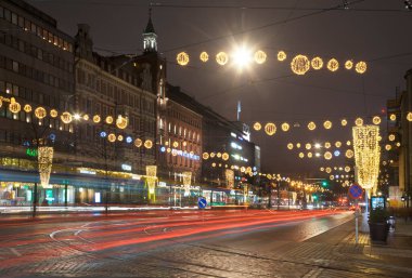 Helsinki 'deki Mannerheimintie Sokağı' nın Noel süslemesi. Finlandiya