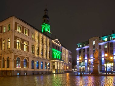 Riga 'daki Townhouse Meydanı' nın Noel süslemesi. Letonya