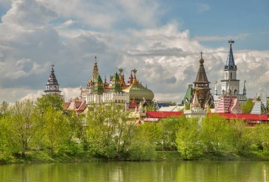 Izmailovo 'daki Kremlin ve Moskova' daki Silver-Grape göleti. Rusya