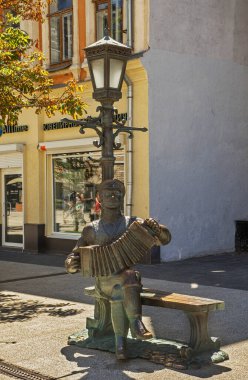 Saratov 'daki Kirov Bulvarı' ndaki Saratov Akordeon Anıtı. Rusya