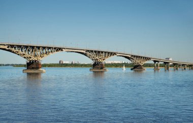Volga nehri üzerindeki Saratov köprüsünün görüntüsü. Rusya
