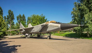 Mikoyan MiG-31 (Foxhound) - Falcon (Sokolovaya) dağındaki Zafer Parkı 'nda süpersonik önleyici uçak. Saratov. Rusya