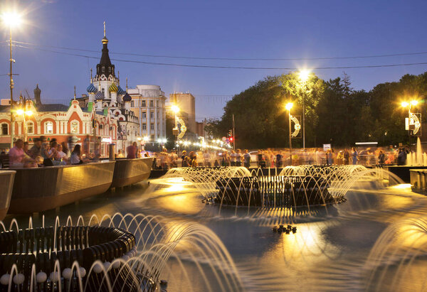 Фонтанная мелодия в Саратове. Россия