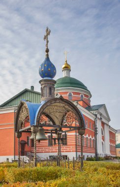Tanrının Annesi Kazan Manastırı 'nda çan kulesi ve Kutsal Haç' ın Yüceltilmesi Kilisesi. Kazan. Tataristan. Rusya