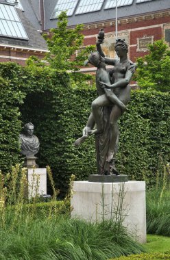 Rijksmuseum parkındaki Merkür ve Ruh Heykeli - Amsterdam 'daki Hollanda Ulusal Müzesi. Hollanda