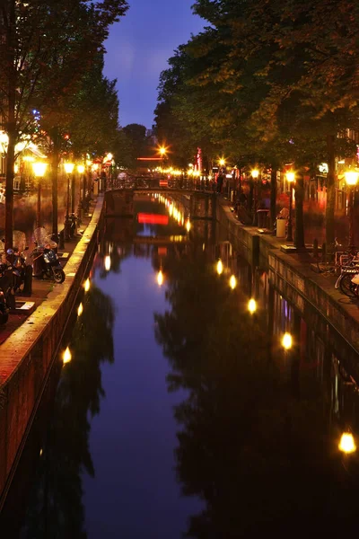 德瓦伦红灯区的运河堤岸 阿姆斯特丹 — 图库照片
