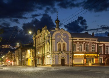 Rybinsk 'teki Crossroad of Cross (Krestovaya) ve Standing (Stoyalaya) caddeleri. Rusya