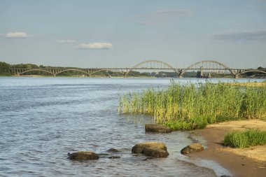 Rybinsk 'teki Volga Nehri manzarası. Rusya