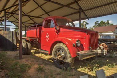 Cuckoo 'daki itfaiye aracı (dinkey) - Pereslavl-Zalessky yakınlarındaki Talitsy köyünde dar kalibreli demiryolu taşımacılığı müzesi. Rusya