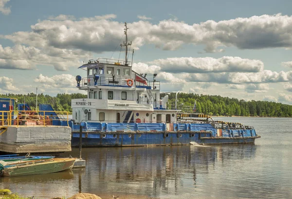 Ferry Oversteek Wolga Myshkin Rusland Rechtenvrije Stockfoto's