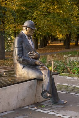 Johann Voldemar Jannsen 'ın Tartu' daki nehir parkındaki anıtı. Estonya