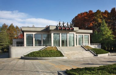 Kutaisi yakınlarındaki Tskaltubo kasabasındaki Central Park 'ta modern bir bina. Imereti bölgesi. Georgia