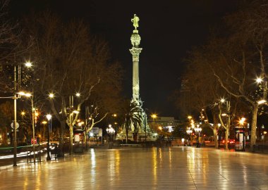 Barcelona 'daki La Rambla Bulvarı ve Columbus Anıtı. İspanya