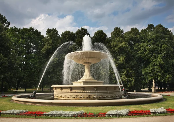 华沙撒克逊花园的喷泉 老市场广场 — 图库照片