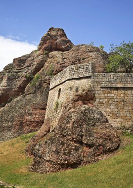 Belogradchik 'teki kale. Bulgaristan