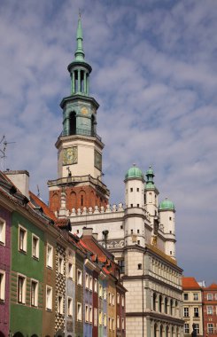 Poznan 'daki Old Market Meydanı' nda belediye binası. Polonya