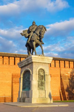 Kolomna 'da Kremlin' in önündeki Dmitry Donskoy anıtı. Rusya