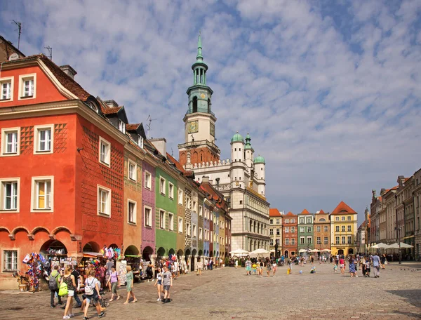 Poznan 'daki Old Market Meydanı' nda belediye binası. Polonya