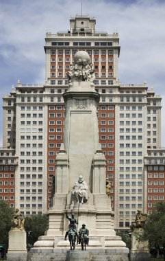Madrid 'deki Plaza de Espana' daki Cervantes Anıtı. İspanya