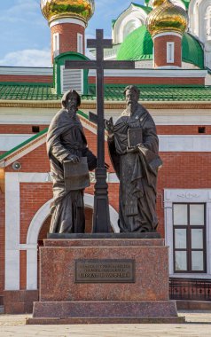 Yoshkar-Ola 'daki ortodoksluk tarihi müzesinin önündeki Cyril ve Methodius anıtı. Mari El Republic. Rusya
