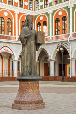 Yoshkar-Ola 'daki Ulusal Sanat Galerisi önünde Mari piskoposu Hiyeroşehit Leonid anıtı. Mari El Republic. Rusya