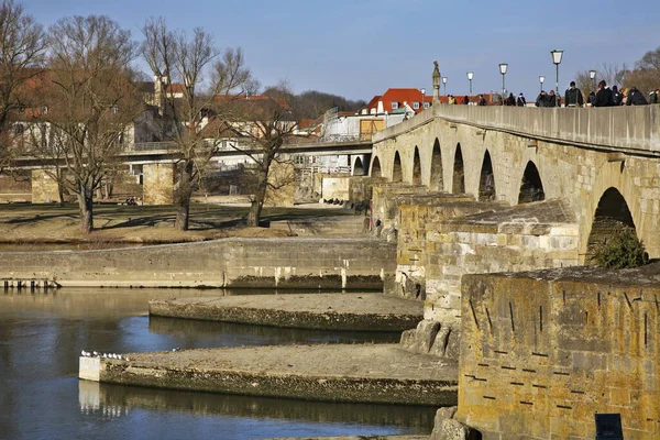 Regensburg 'daki Tuna Nehri üzerindeki Taş Köprü. Bavyera 'da. Almanya