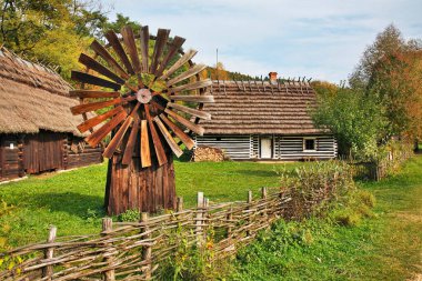 Sanok 'taki halk mimarisi müzesindeki eski yel değirmeni. Subcarpathian Voyvoda. Polonya