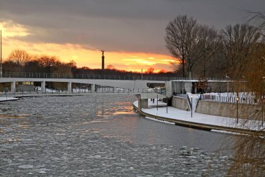 Berlin 'de nehir kıyısında. Almanya