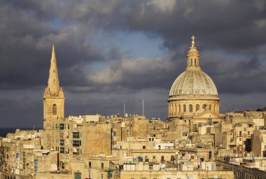 Carmelite Kilisesi ve Valletta 'daki St. Paul Katedrali. Malta