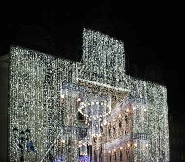 Torun 'un Szeroka caddesinde ışık festivali. Polonya