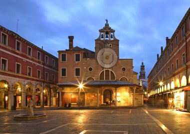 Venedik 'teki San Giacomo di Rialto kilisesi. Veneto Bölgesi. İtalya