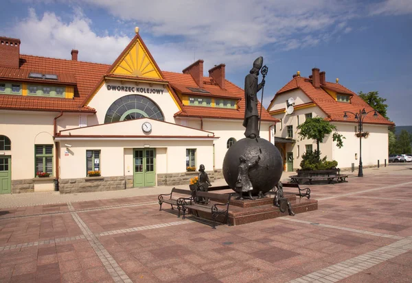 Monumento São Nicolau Frente Estação Ferroviária Rabka Zdroj Polónia — Fotografia de Stock