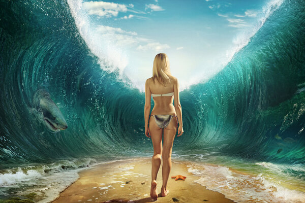 Девушка в волнах
