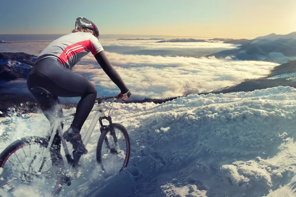 Ciclista en las montañas — Foto de Stock