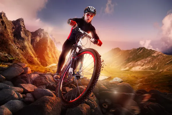 Mountain bike cyklist ridning — Stockfoto