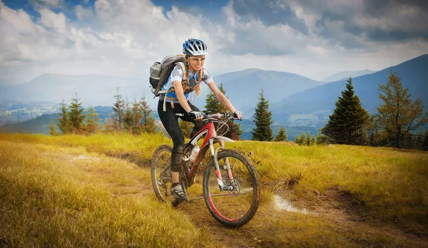 Kvinna mountainbike rider — Stockfoto