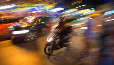 hareketli gece sokak