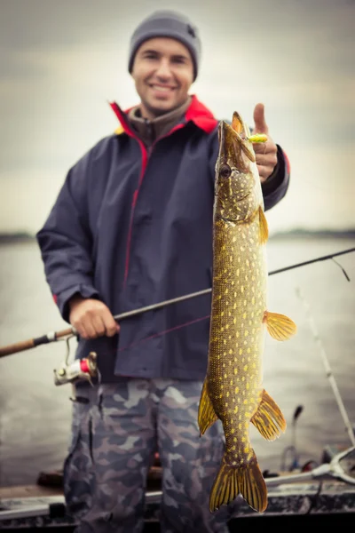 Pêcheur avec brochet — Photo