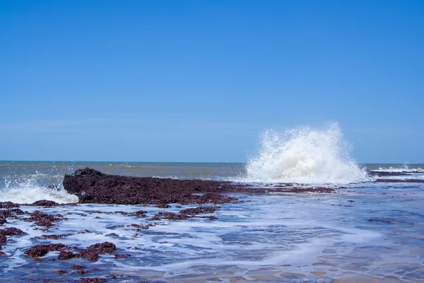 Ondas quebram nas rochas — Fotografia de Stock