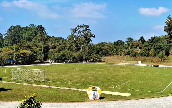 Yaz Mevsimi Futbol Sahasında Yeşil Çimenler Futbol Kapıları — Stok fotoğraf