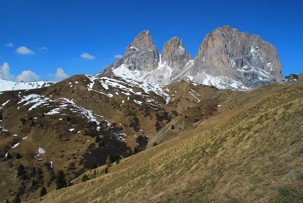 三剪山峰在帕苏丰迪蝶鞍，意大利的 dolomi — 图库照片